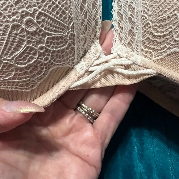 Victoria’s Secret Bombshell Elegant Lace Underwire Bra - Cream - Picture 6 of 6